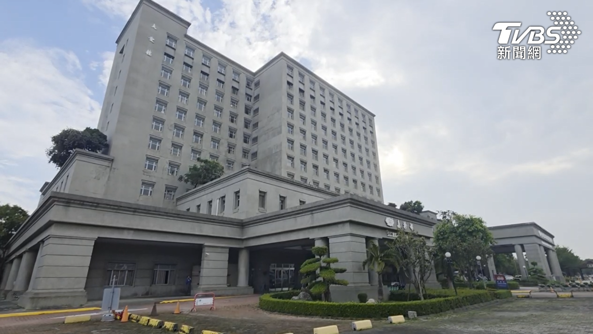 剛出生約2週的男嬰，21日因為身體出狀況送到醫院，院方發現孩子身上有傷，懷疑虐嬰直接報警（圖／TVBS）