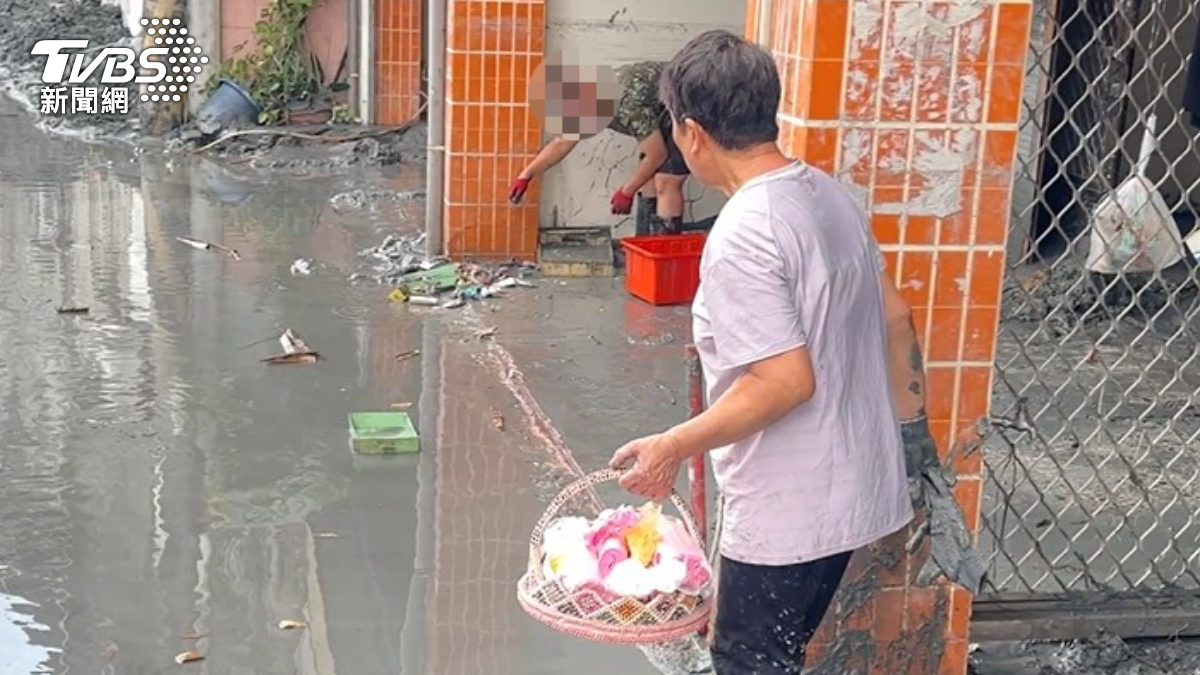 罹難者家屬不僅要面對親人離世的傷痛,還得耗費精力自己整理家園。(圖/TVBS)