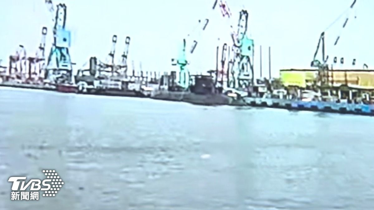 台北航太展中,台船公司的 「奮進魔鬼魚」無人艇,運用光學鏡頭,向外界報告海鯤潛艦仍停泊在高雄港91號碼頭,為後續測試檢整。(圖/TVBS)