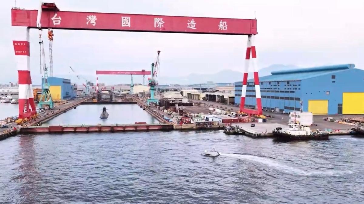 台船公司形象影片中,「奮進魔鬼魚」無人艇,與移塢前的海鯤潛艦同框。(圖/台灣造船)