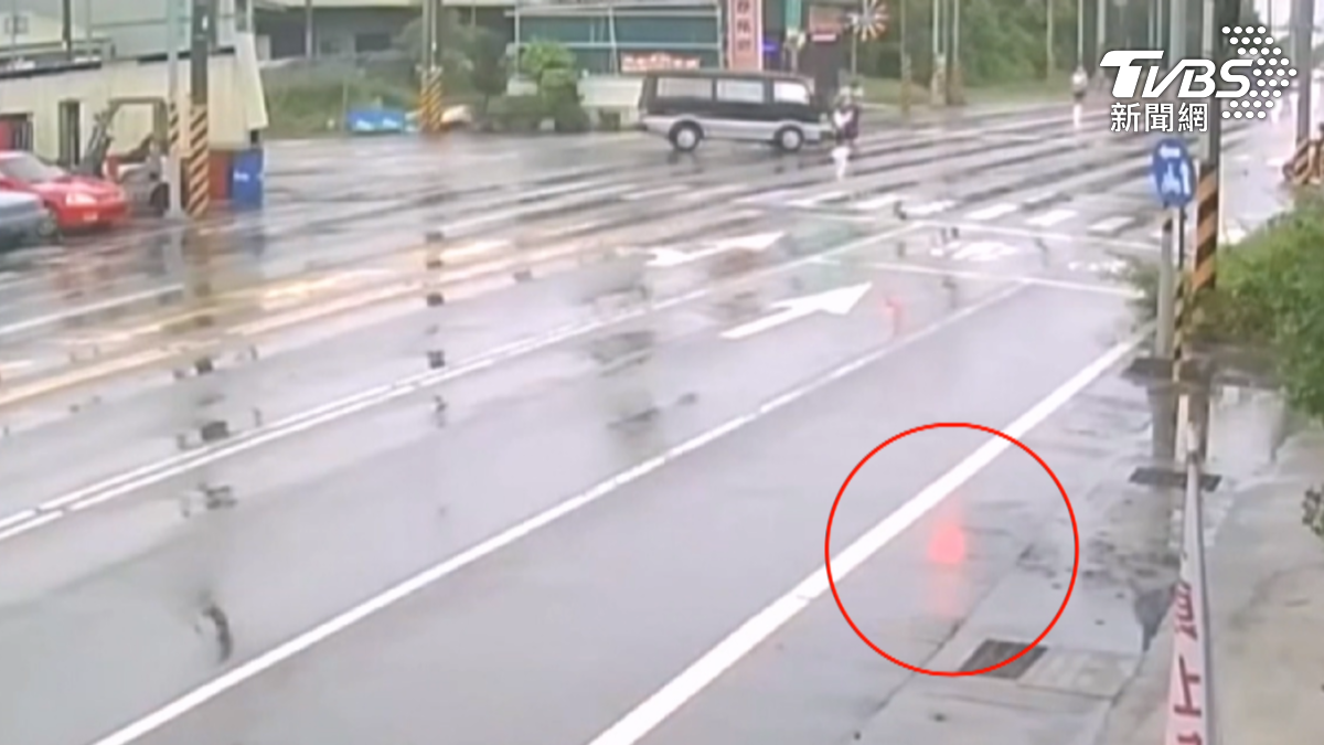 廂型車和機車發生碰撞車禍，雙方都沒有行車記錄器，難以釐清肇責，最後靠著「紅燈倒影」證明騎士闖紅燈。（圖／TVBS）