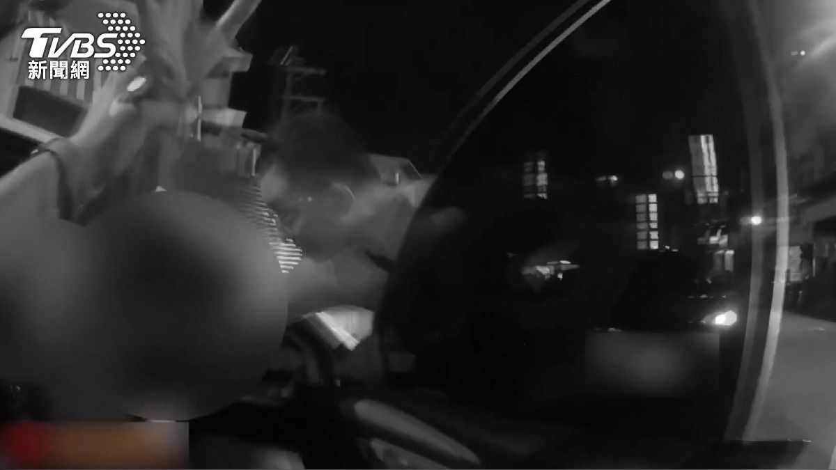 這名灰衣男子確實是詐欺車手,身分為逃逸外籍移工,不僅違法在台,還涉及詐欺犯罪。(圖/警方提供)