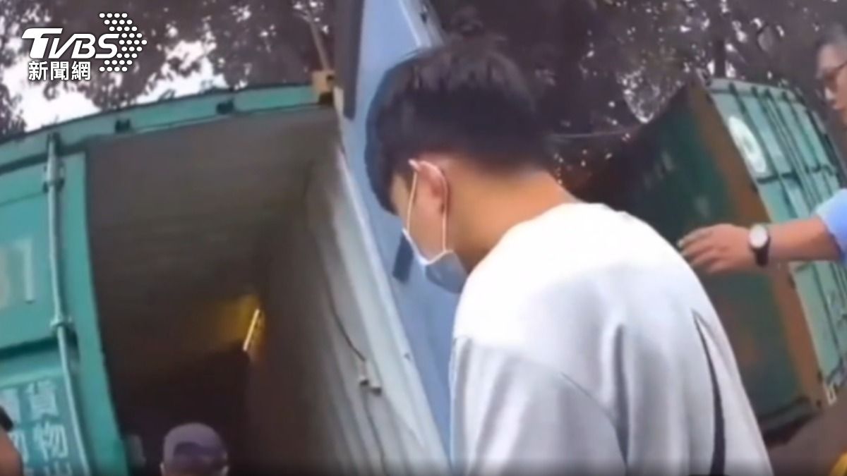 警方追蹤發現，販毒集團隱身社子島一處偏僻空地，貨櫃區分裝毒品。（圖／TVBS）