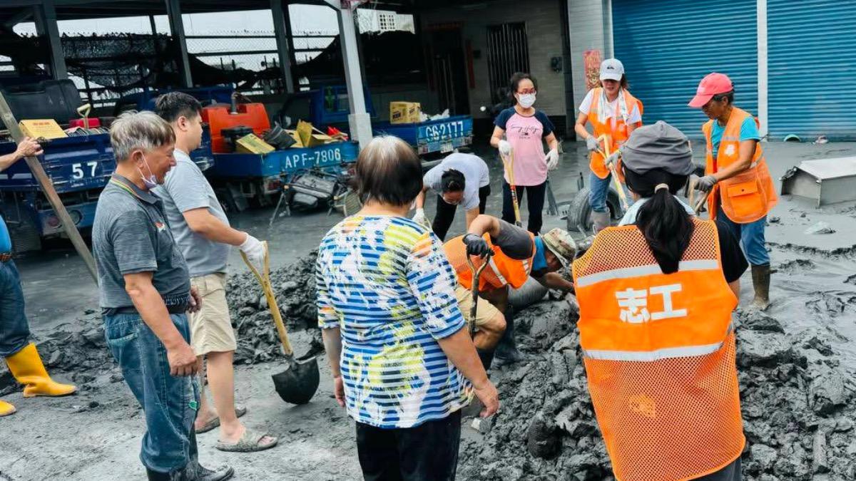 民進黨總動員！何博文帶隊前進花蓮　周末百人志工團投入救災