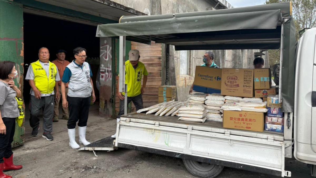 民進黨立委徐富癸運物資進入花蓮救災。（圖／民進黨提供）