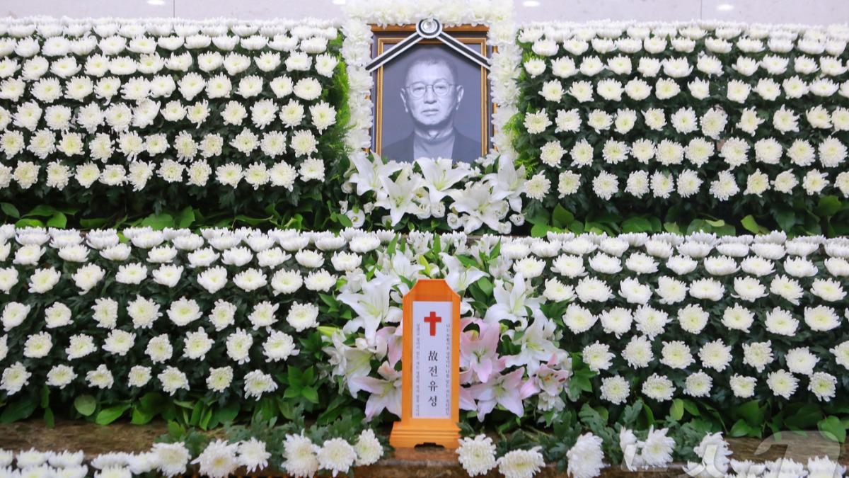 栽培SJ成綜藝咖⋯諧星教父過世 李秀滿獻花籃、劉在錫奔靈堂致哀