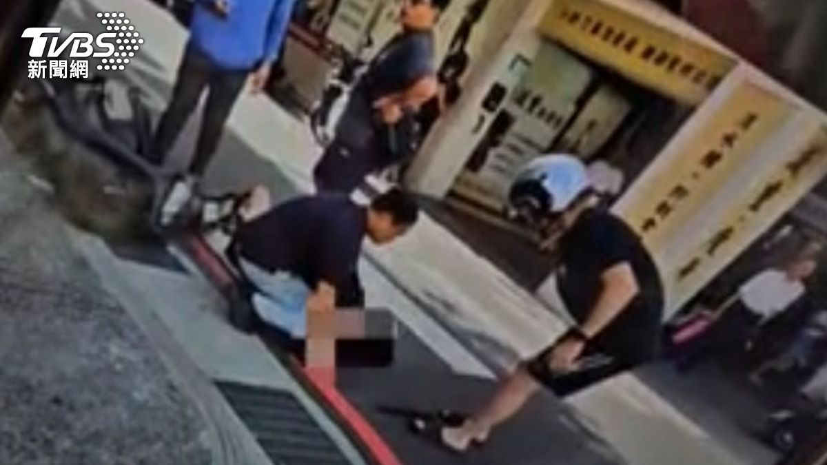 車手遭民眾跟員警合力壓制。(圖/TVBS)