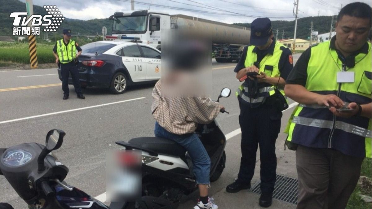 警方針對酒駕、嚴重超速、闖紅燈、違規迴轉及行人未依規定穿越道路，等5個違規項目取締。（圖／TVBS）