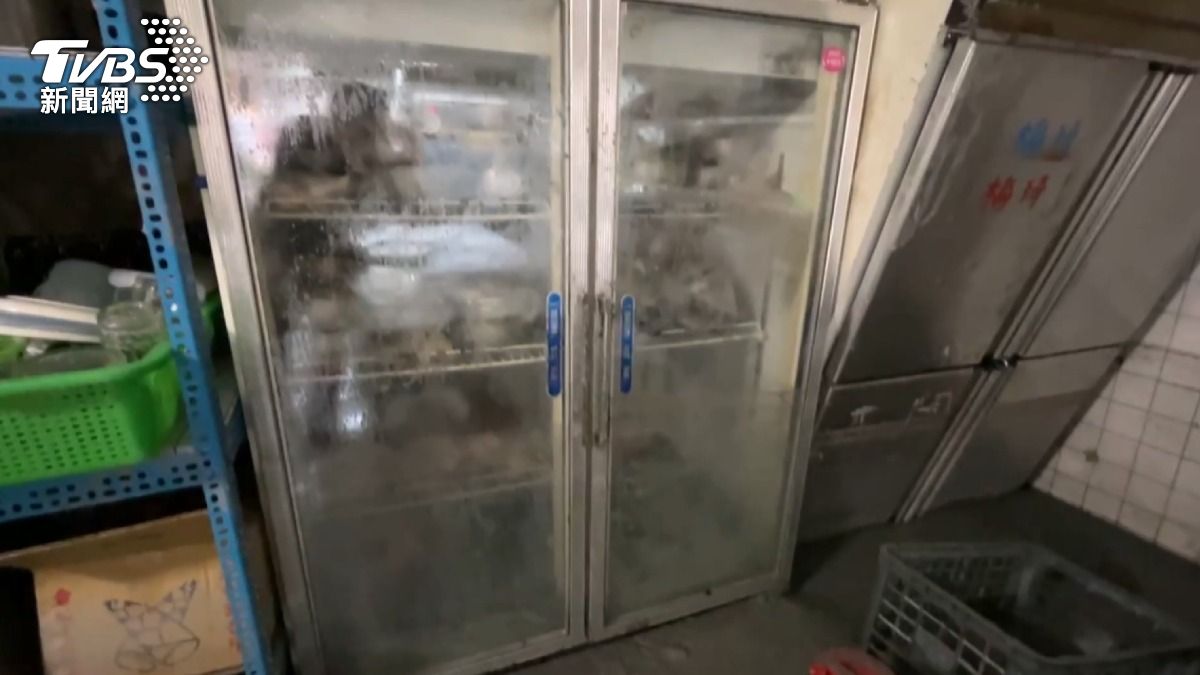 廚房設備全被泡在污泥中,爐具需全部更新,冰箱內食材也全部腐壞。(圖/TVBS)