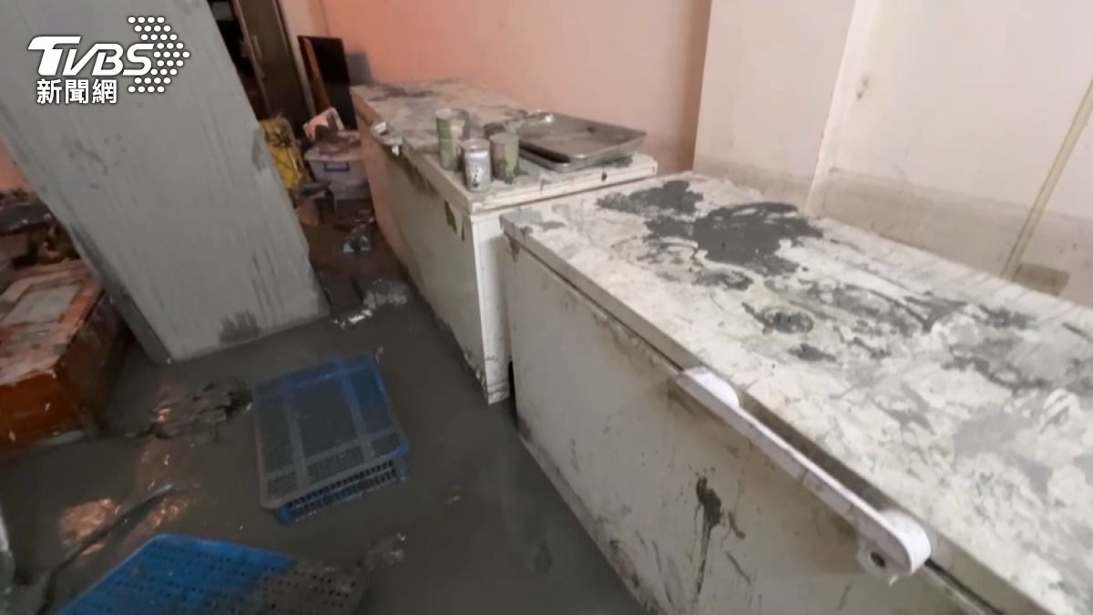 打開冰箱,所有食材都已經壞光,廚房設備的損失就高達100多萬元。(圖/TVBS)