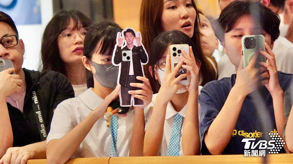 有國中生穿著制服來一睹許光漢風采。(圖/區國強攝)
