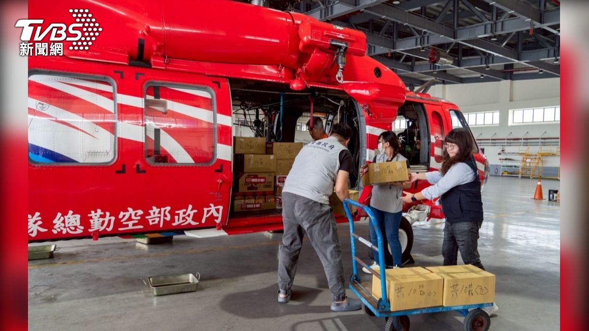 空勤總隊三大三隊載送物資、藥物協助海端山區受困居民。(圖/台東縣府提供)
