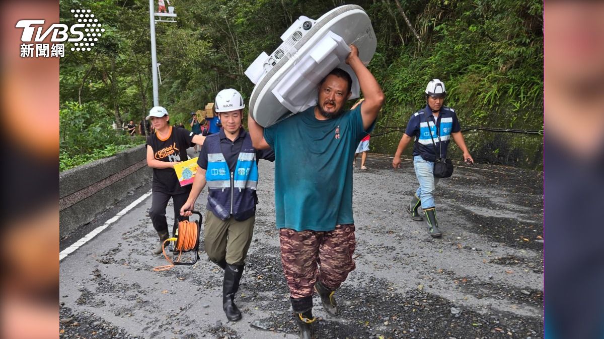 霧鹿村民協助中華電信人員搬運基地台等設備入山修復通訊問題。(圖/中華電信提供)