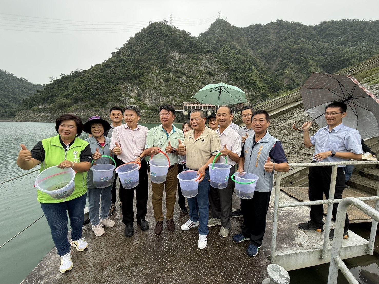 穩定發電、維護生態 台電明潭水庫放流萬尾魚苗