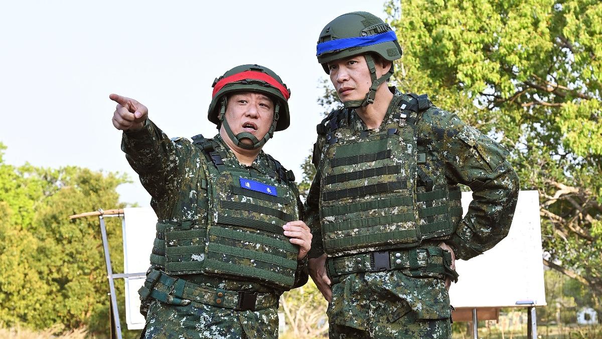 偽裝欺敵課程中,阿龐(左)與黃鐙輝找不到躲藏的星兵們。(圖/台視提供)
