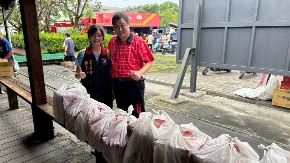 花蓮肯德基中正店送暖至災區。(圖/肯德基提供)