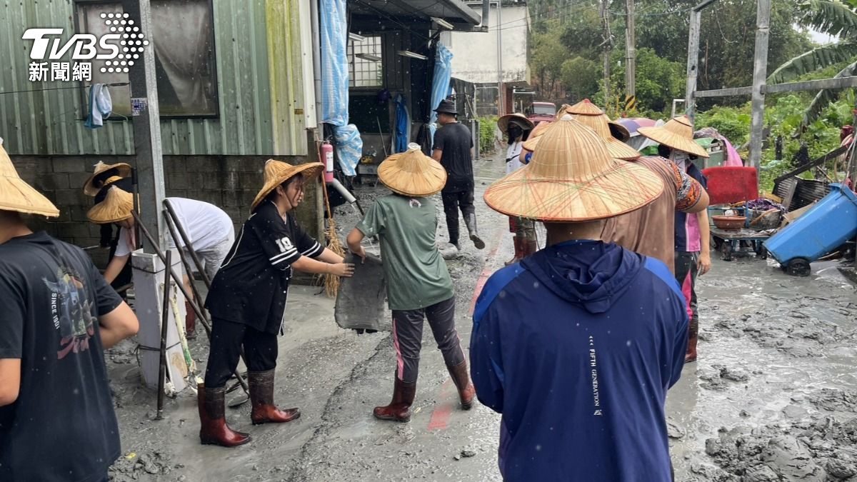 民眾持續清理恢復家園。(圖/TVBS)