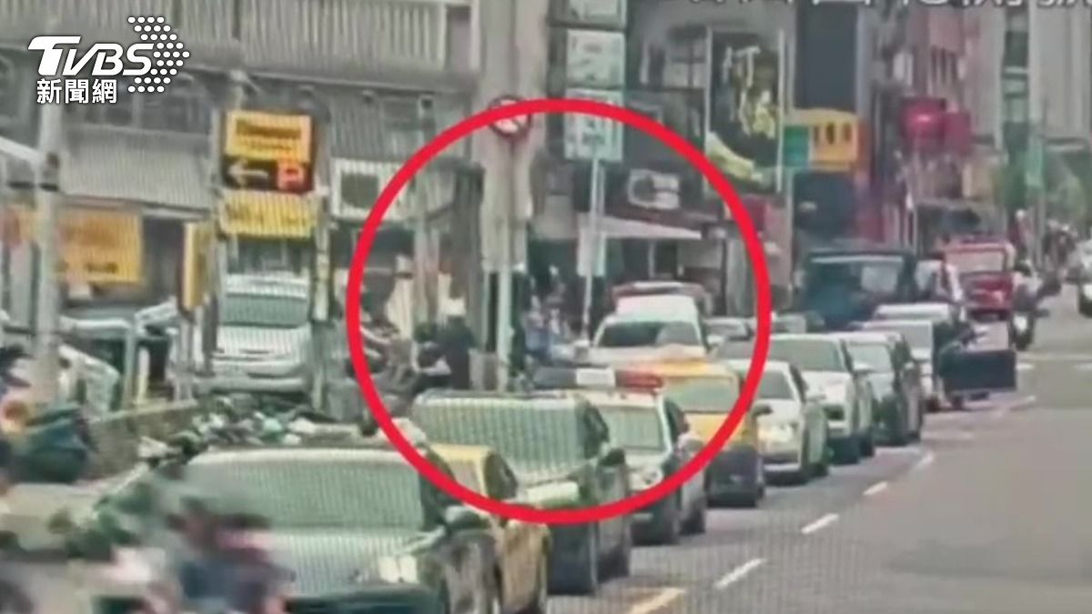 白色轎車與外送員發生糾紛，駕駛竟然當街亮出電擊槍恐嚇。(圖／TVBS)