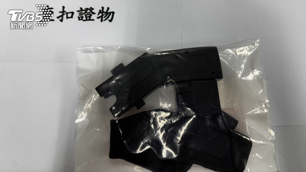 警方查扣電擊槍。（圖／TVBS）