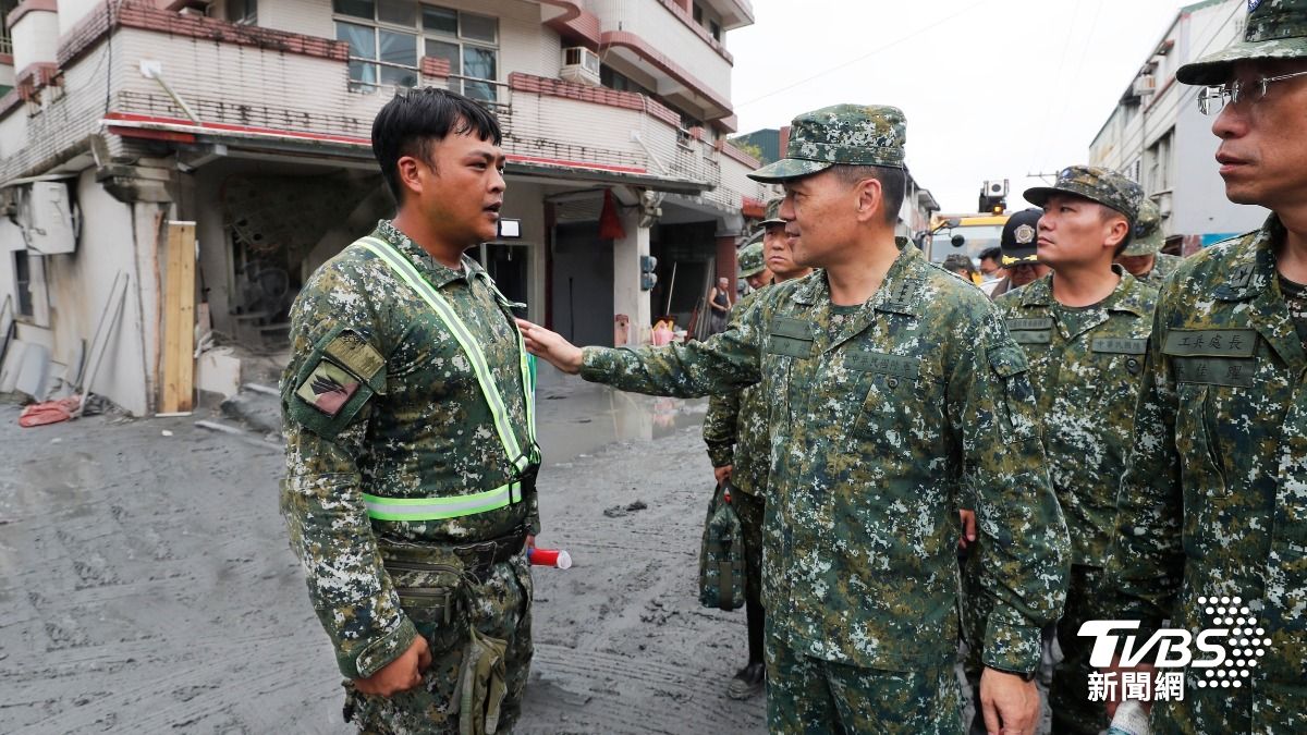 陸軍司令呂坤修上將赴災區,瞭解執行災後復原任務執行實況,並慰勉救災官兵辛勞。(圖/國防部提供)
