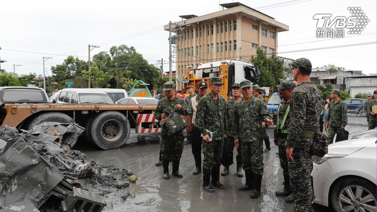 陸軍司令呂坤修上將赴災區,瞭解執行災後復原任務執行實況,並慰勉救災官兵辛勞。(圖/國防部提供)