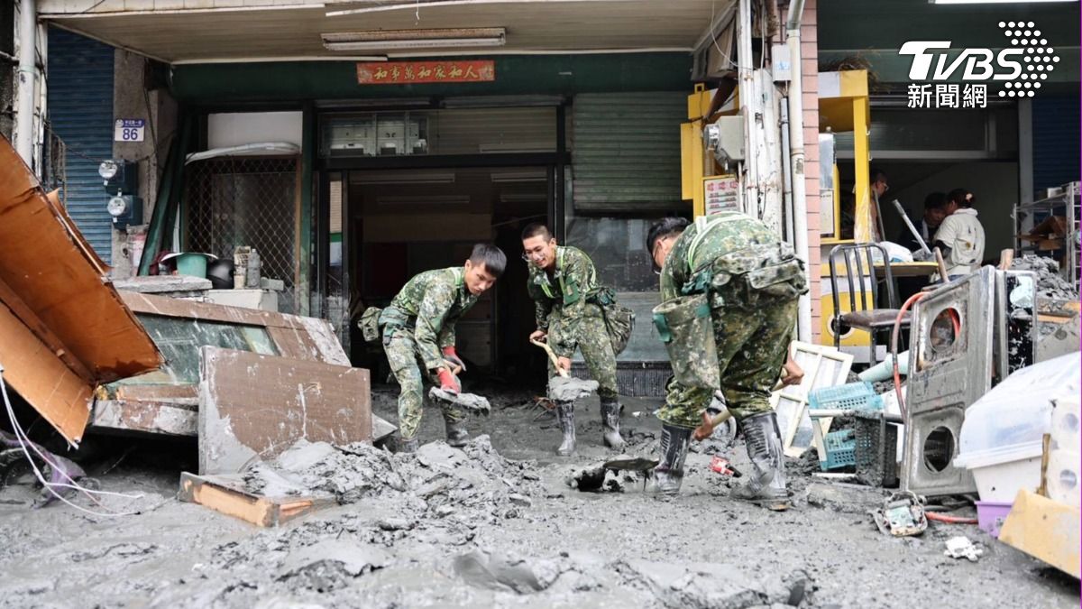 官兵協助家屋清淤與搬運廢棄物，以實際行動協助恢復家園。（圖／國防部提供）