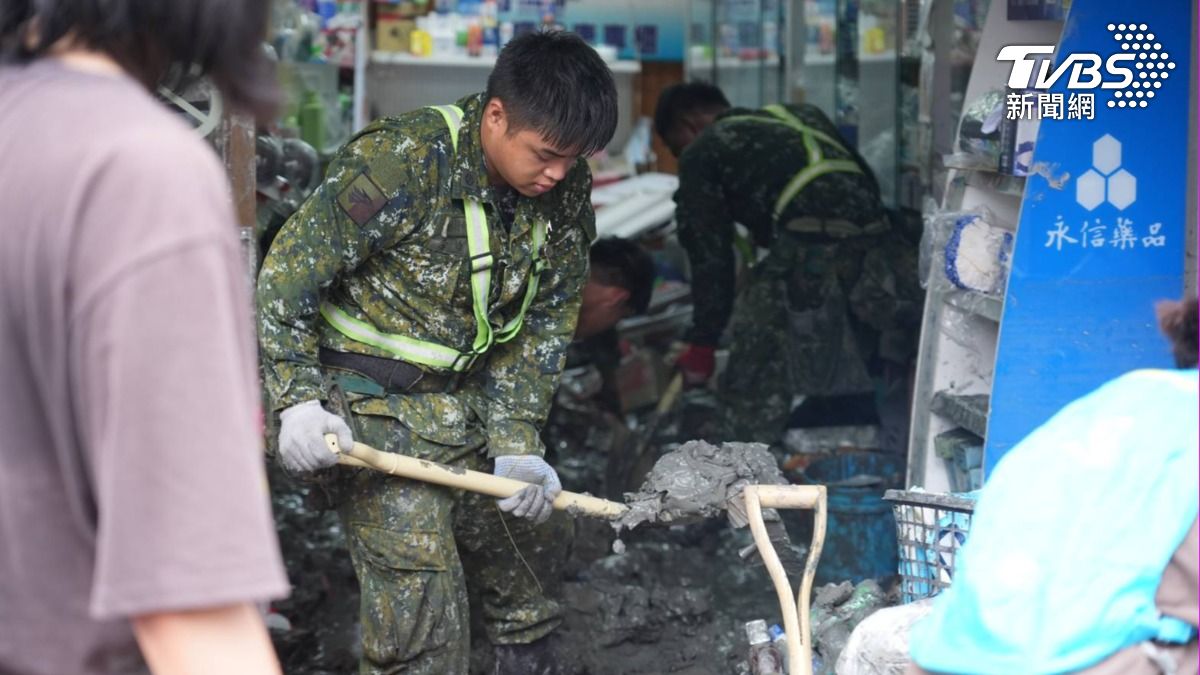 官兵協助家屋清淤與搬運廢棄物,以實際行動協助恢復家園。(圖/國防部提供)