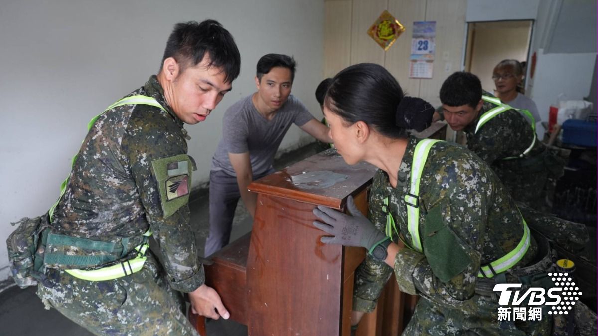 官兵協助家屋清淤與搬運廢棄物,以實際行動協助恢復家園。(圖/國防部提供)