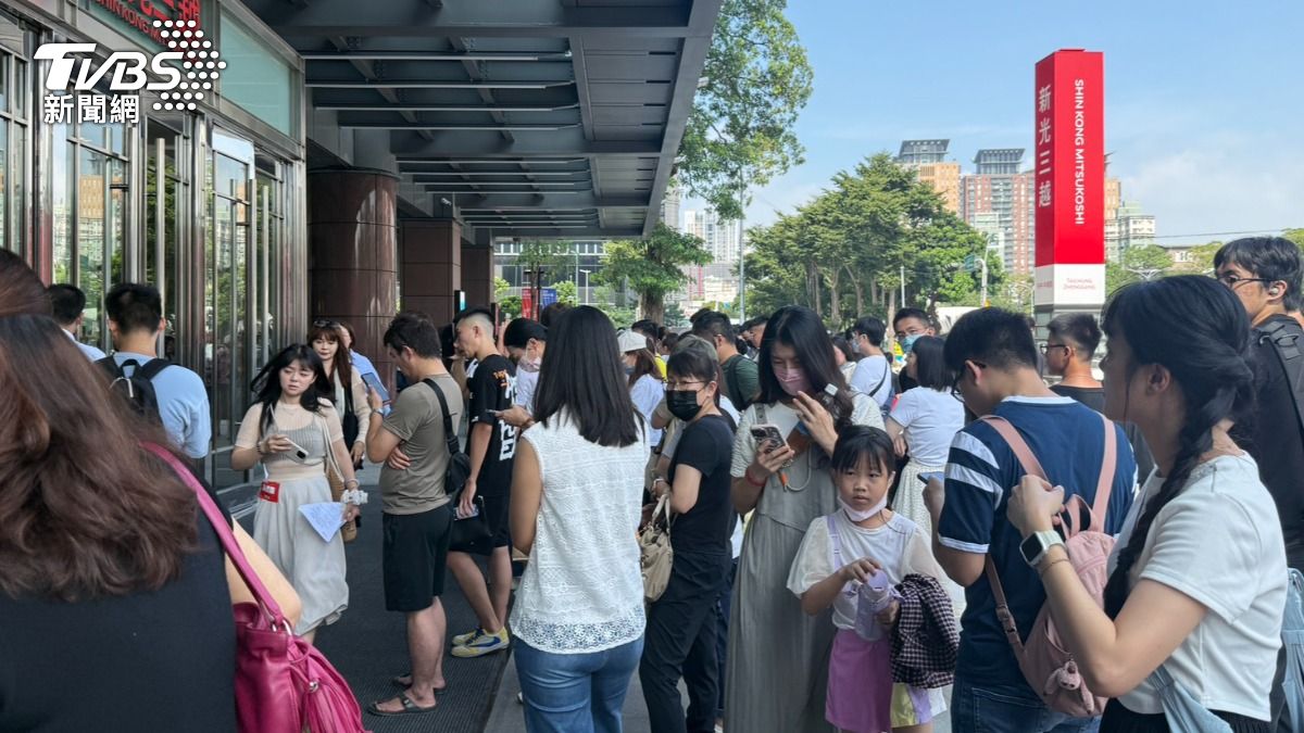 台中新光三越重開幕人潮。(圖/陳祁攝)