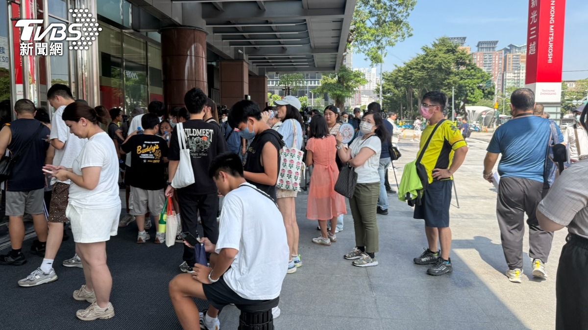 不少民眾已在新光三越外頭等待。(圖/陳祁攝)