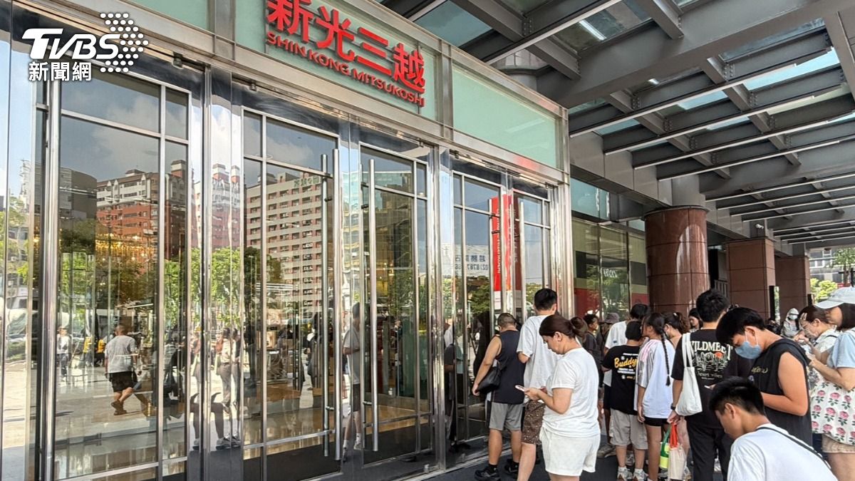 不少民眾已在新光三越外頭等待。(圖/陳祁攝)