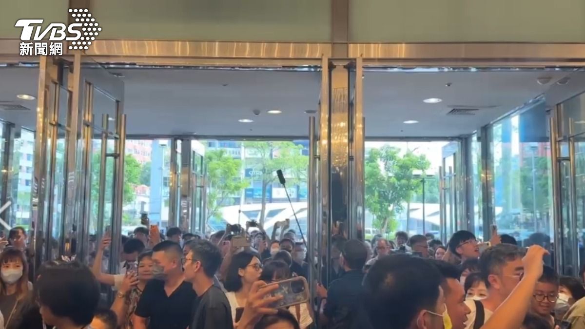 快訊／7個月休館！台中新光三越今重新開幕　一早湧排隊人潮
