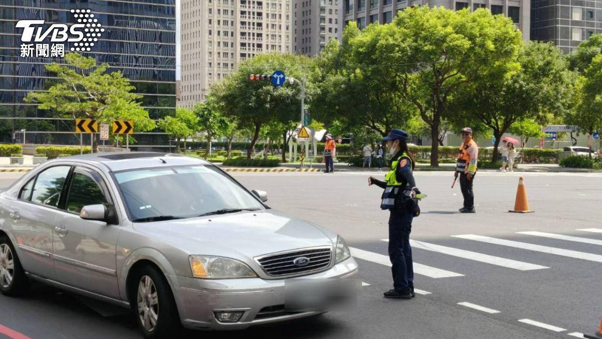 警方加強百貨附近暫停車道取締。(圖/TVBS)