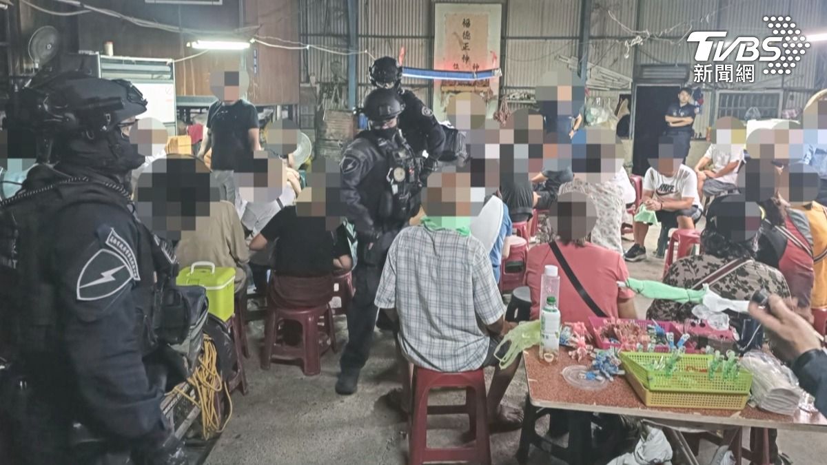 高雄市警方近日成功破獲一處流動賭場，逮捕了包含負責人在內的38名相關人員。（圖／TVBS）