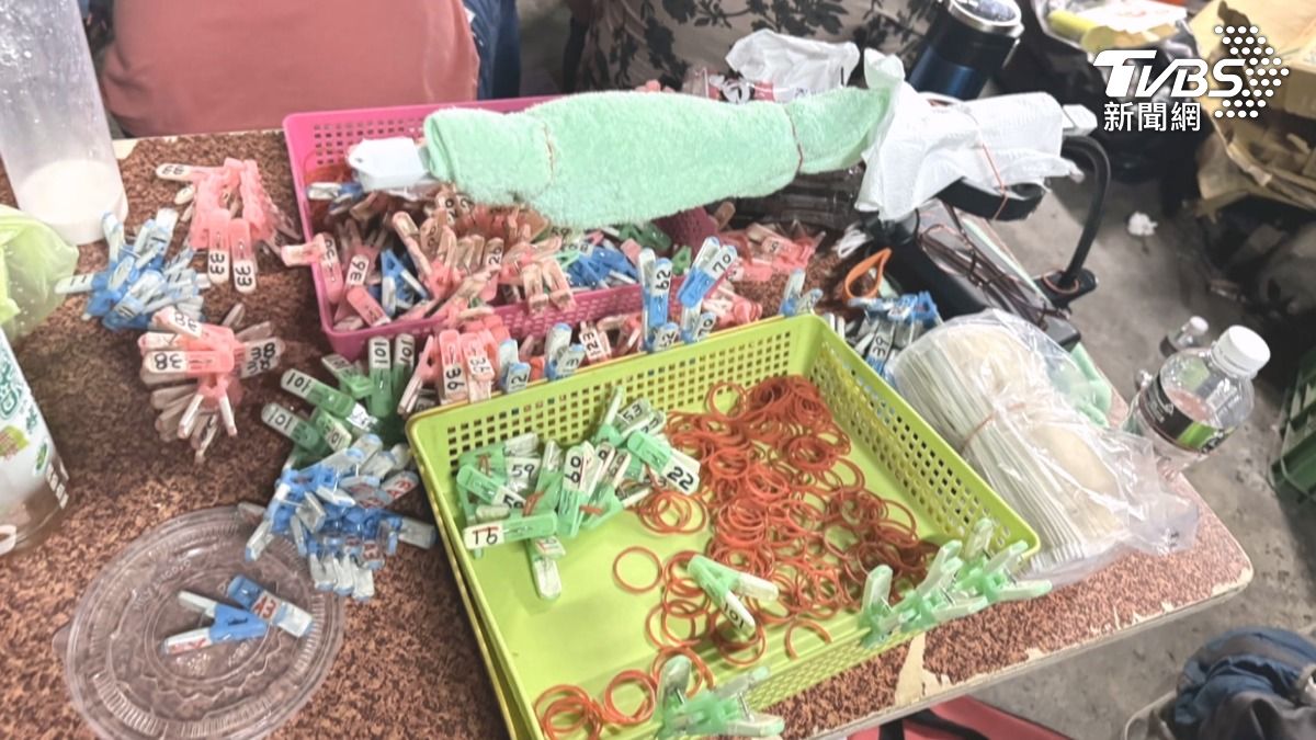 在賭場內，警方發現一個特殊的下注系統——賭客桌上放著一盒衣夾子，這些衣夾上貼有編號（圖／TVBS）