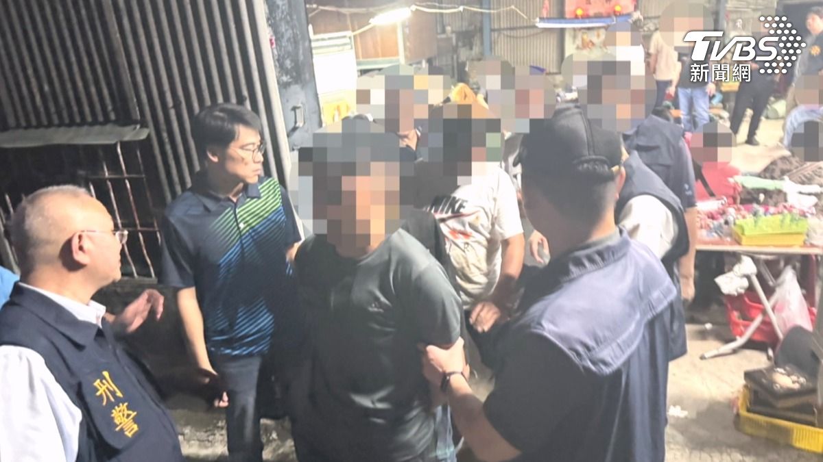特勤警力全副武裝進入現場時，賭客們紛紛嘗試逃跑，但因周圍都是樹林，最終全部被逮捕。（圖／TVBS）
