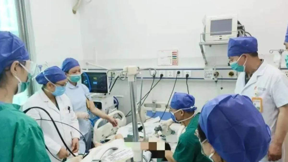 專家團隊在搶救小寶。（圖／翻攝廈門日報）