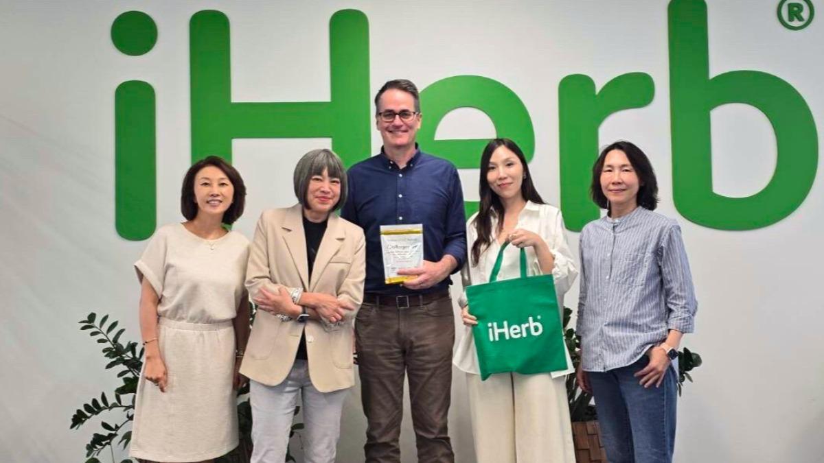范琪斐(左二)受全球知名電商iHerb邀請造訪美國總部,並與iHerb全球行銷資深副總裁Neil(中)、iHerb海外行銷副總裁Jiyun(左)合影。(圖/iHerb提供)