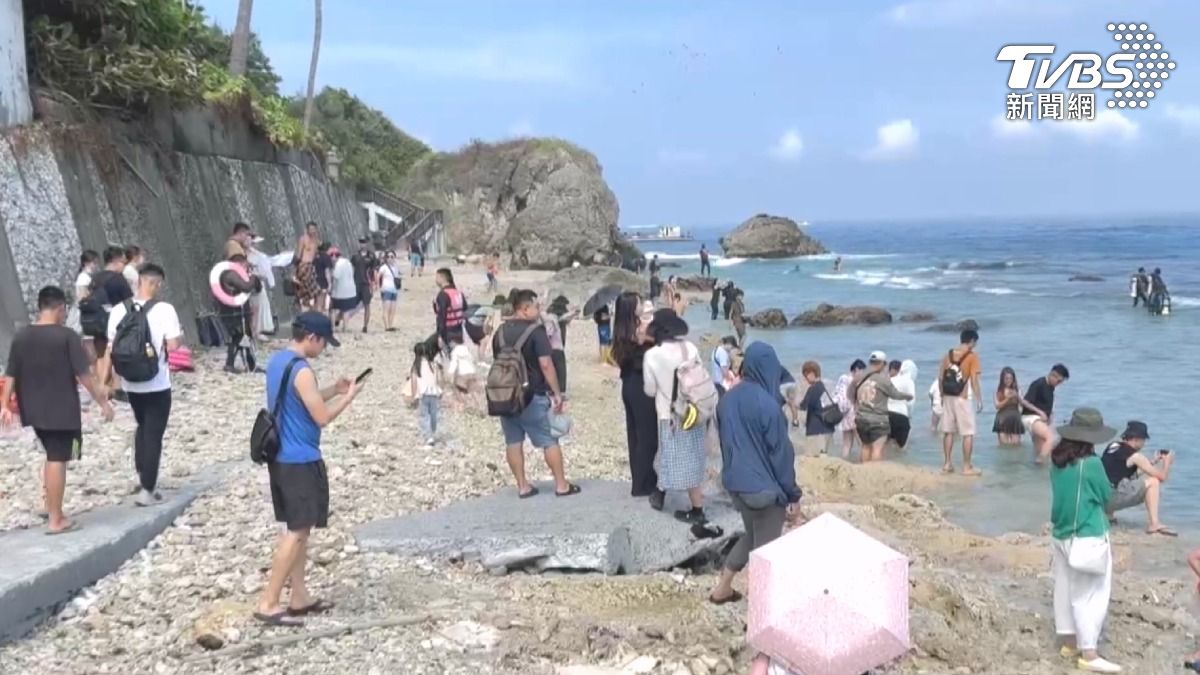 一大早，屏東小琉球的花瓶岩已擠滿遊客。（圖／TVBS）