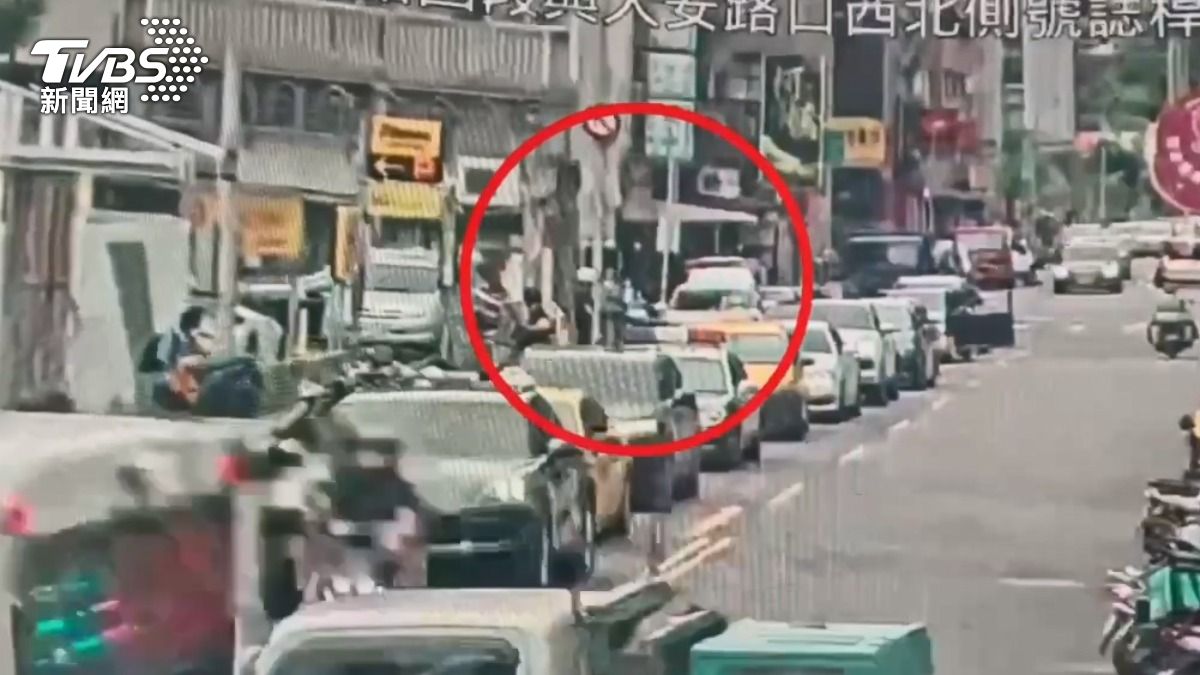 Uber司機和外送員起衝突,一言不合亮電擊槍威嚇。 (圖/TVBS)