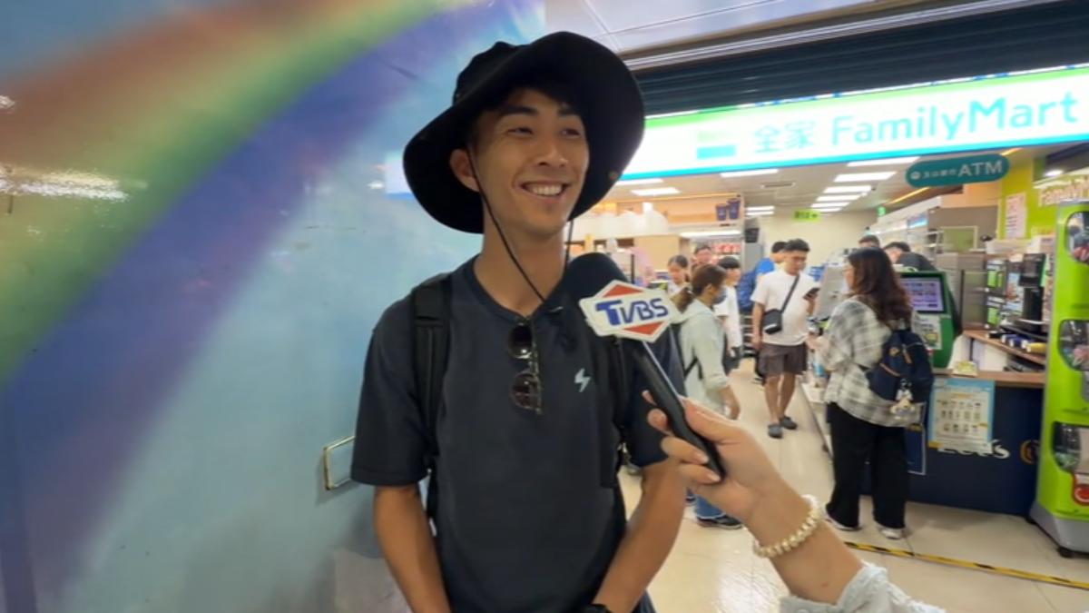 YouTuber「The DoDo Men」的Ian連假首日來到北車，要前往花蓮協助救災。（圖／TVBS）
