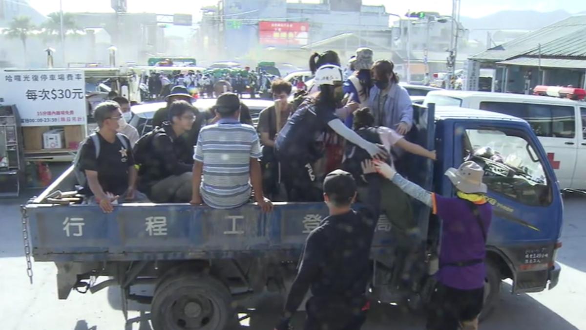 花蓮光復車站一早就擠滿人潮，都是來協助救災清淤的志工。（圖／TVBS）