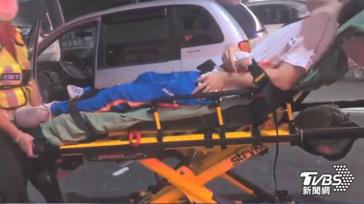 根據現場了解，21歲的車姓男子疑似因打工後精神狀況不佳，導致闖紅燈並逆向滑行。（圖／翻攝Threads_蔡鴻瑋提供）