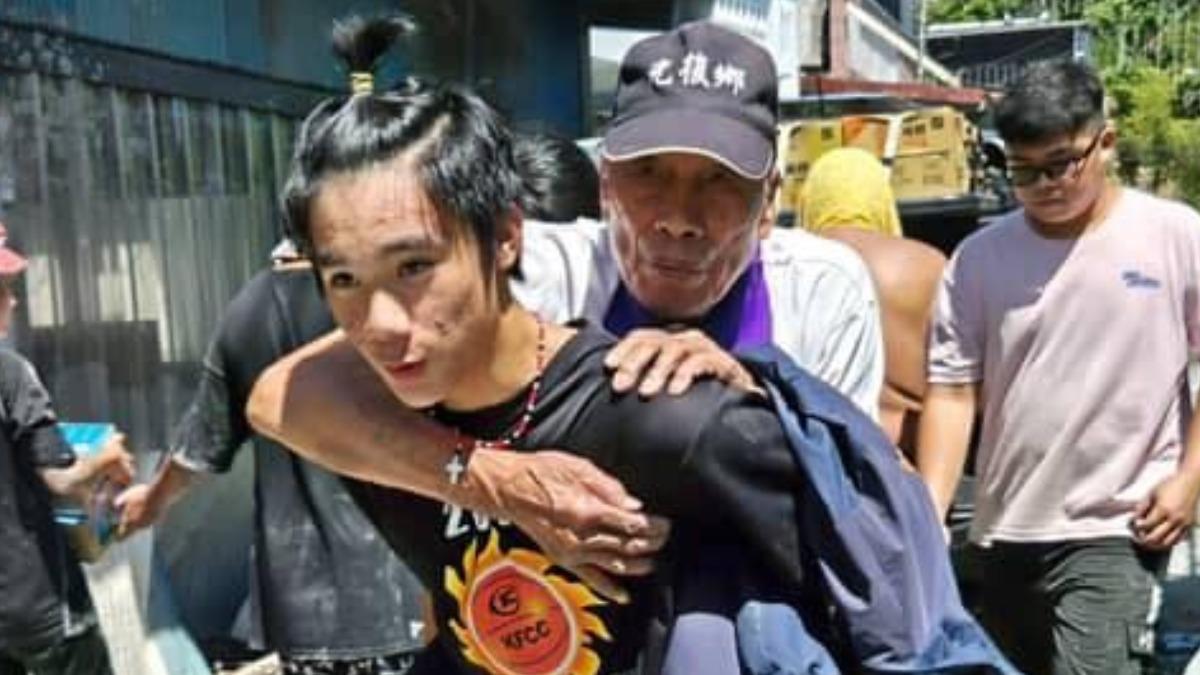 八斗高中生返鄉教育遇溢流,投入救援挖泥。(圖/八斗高中提供)