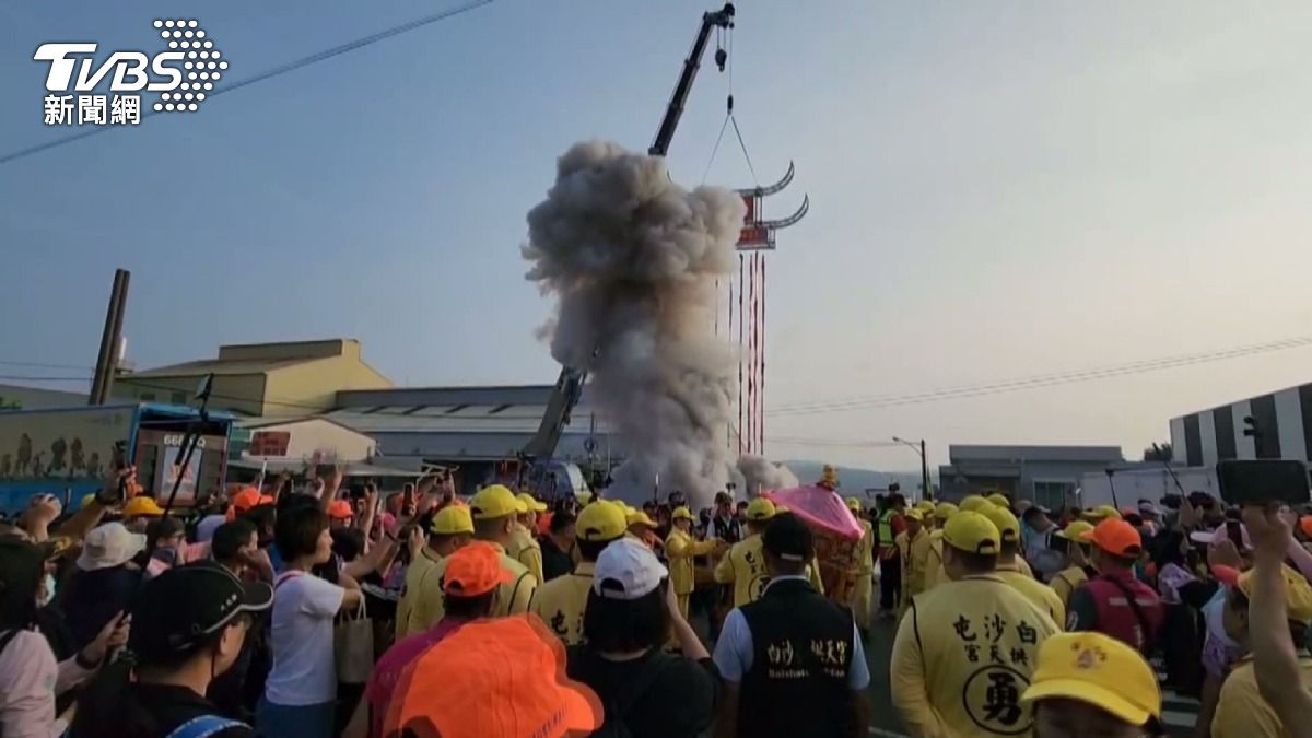 南投市迎白沙屯媽祖 上萬信眾清晨跪地「煙火齊放」。(圖/TVBS)