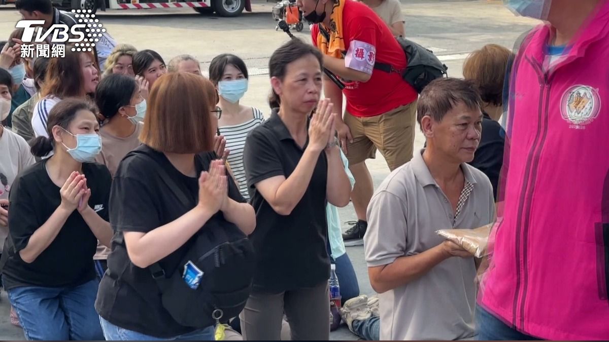 泰移工虔誠跪地「鑽轎腳」祈福。(圖/TVBS)