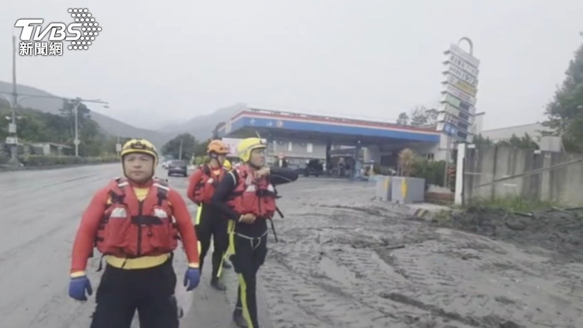 花蓮光復鄉災情慘重,新北市消防局前來支援。(圖/TVBS)