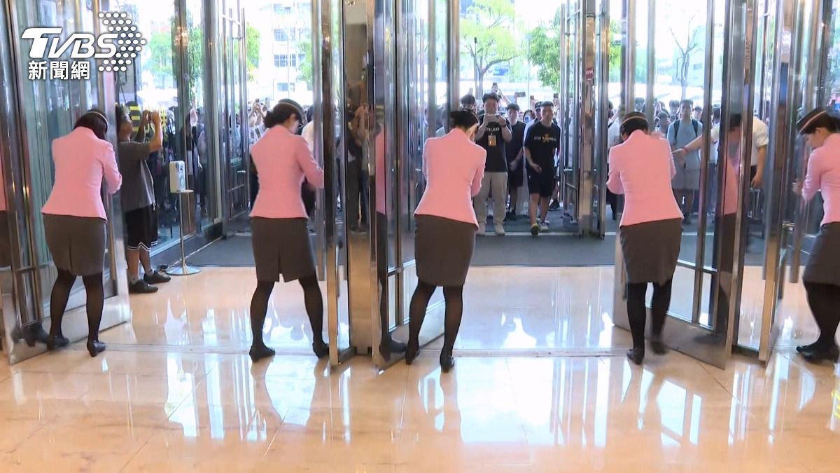 台中新光三越氣爆後重新迎客。(圖/TVBS)