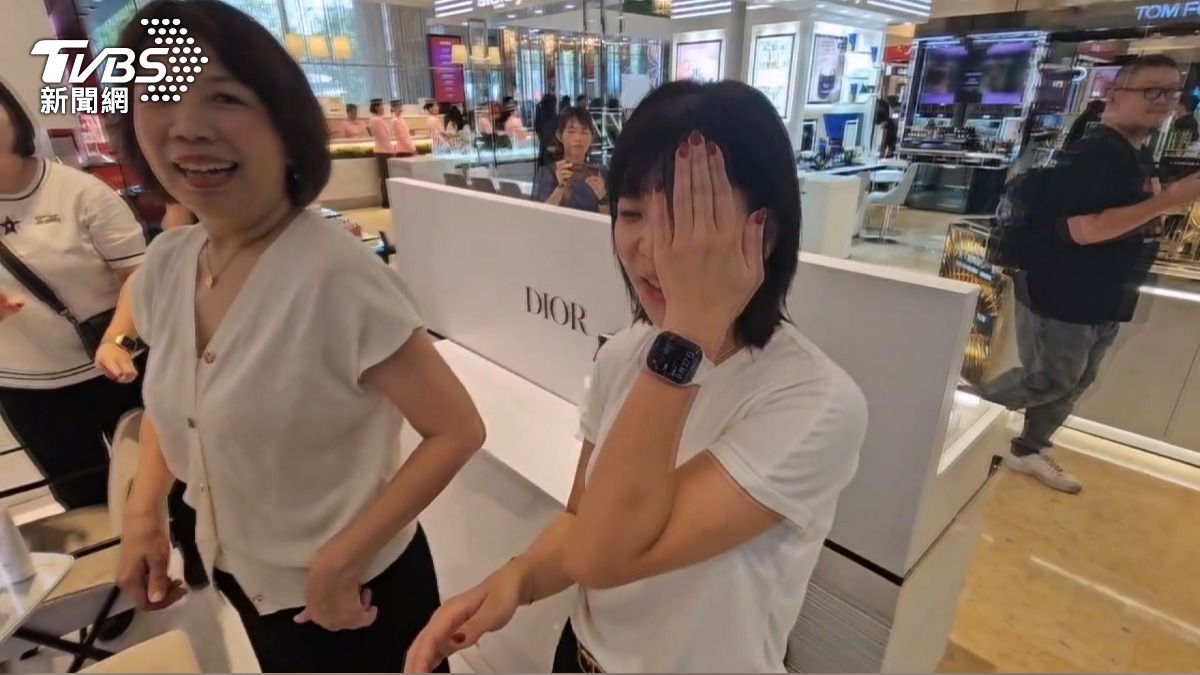 台中新光三越氣爆後重新開幕 櫃姐感動落淚:人潮就是錢潮。(圖/TVBS)
