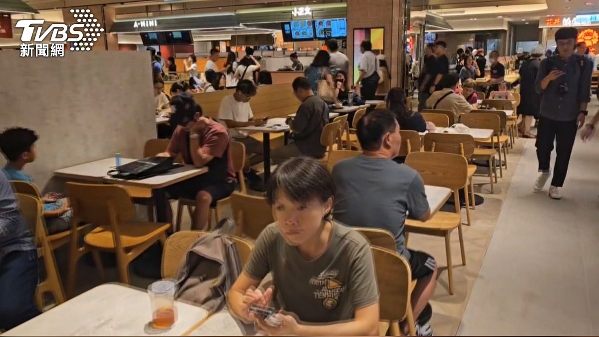 台中新光三越回歸 美食街全改裝人潮擠。(圖/TVBS)